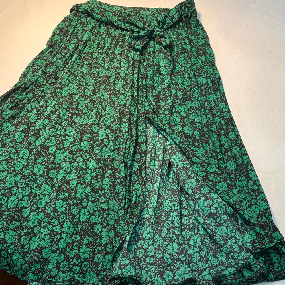 Skies Are Blue Pleated Floral Midi Skirt -Size Medium Like New - Picture 5 of 8